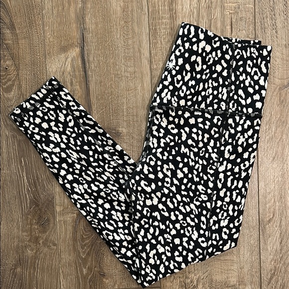 Worn once - ATHLETA Leopard Print Salutation Stash Pocket 7/8 Tights - Picture 7 of 7
